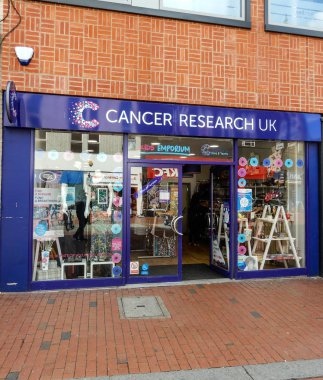 Kanser araştırma İngiltere Charity Shop geniş cadde cephe süsleme Reading, İngiltere - 09 Mayıs 2018:
