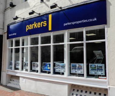 Reading, Büyük Britanya - 09 Mayıs 2018: cephe süsleme Parkers emlakçı pazar yeri Meydanı'için