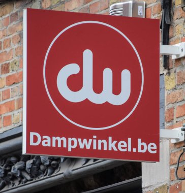 Bruges, Belçika - 28 Nisan 2018: Asılı Dampwinkel vape salonu Noordzandstraat üzerinde bir iz