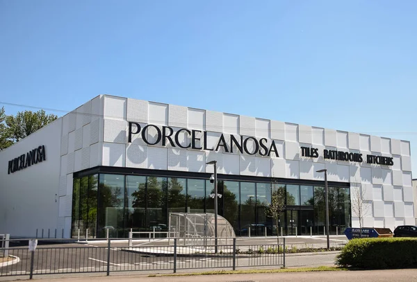 Reading, Büyük Britanya - 05 Mayıs 2018: döşeme mutfak ve banyo salonu Porcelanosa Rose Kiln Lane'de stoer ön
