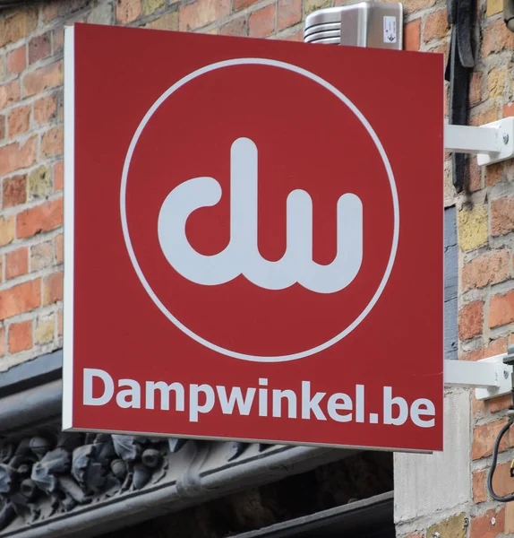 Bruges, Belçika - 28 Nisan 2018: Asılı Dampwinkel vape salonu Noordzandstraat üzerinde bir iz