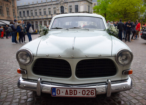 Брюгге, Бельгия - 28 апреля 2018 года: старый автомобиль Volvo Amazon припаркован на площади Де Брюгге для проведения свадьбы
