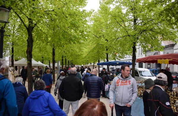 Bruges, Belçika - 28 Nisan 2018: Alışveriş kalabalık bir açık hava pazarına Burg Meydanı'nda ahırda çevresinde