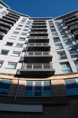 Bir kule blok balkon ararken