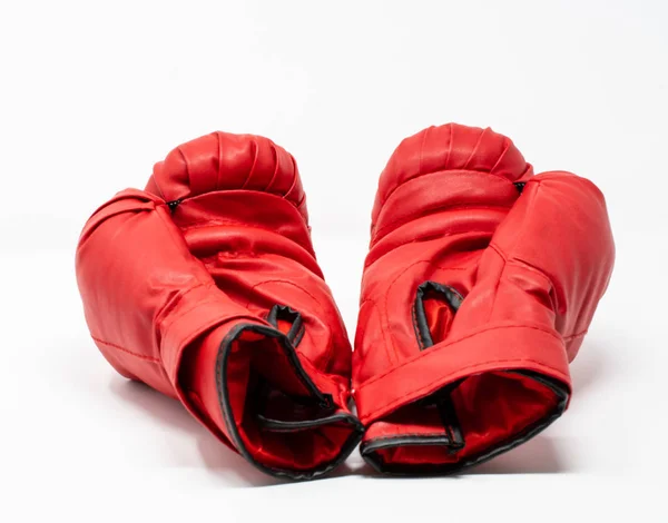 Par Luvas Boxe Vermelhas Usadas Para Treinar Com Saco Soco — Fotografia de Stock