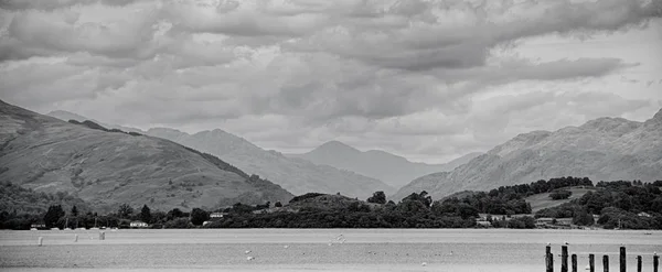 Ένα Μαύρο Και Άσπρο Φωτογραφία Του Loch Lomond Γκρίζα Συννεφιά — Φωτογραφία Αρχείου