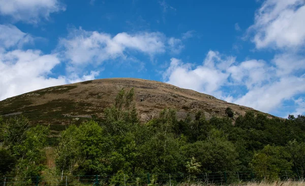 Een Cumbrian Heuvel Een Zonnige Dag Als Bekeken Van Autoweg — Stockfoto