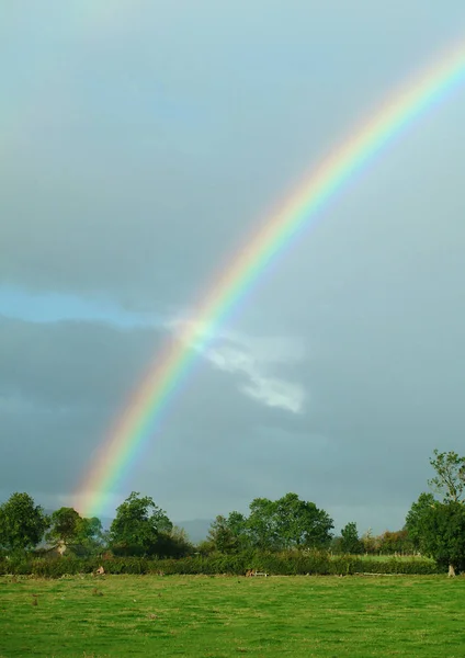 Rainbow Arcs English Countryside One End Seeming Barn — Stock Photo, Image