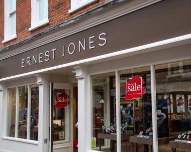 Chichester, İngiltere - 06 Ekim 2018: East Street Ernest Jones Jewlery dükkan önü