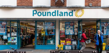 Chichester, İngiltere - 06 Ekim 2018: Poundland pazarlık mağaza Doğu Caddesi üzerinde açık