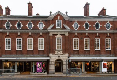 Chichester, İngiltere - 06 Ekim 2018: Fraser House West Street mağazada önü