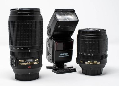 Reading, Büyük Britanya - 29 Eylül 2018: A Nikon Af-S Nikkor 70-300mm G Ed telefoto lens, Af-S Nikkor 18-105mm G Ed standart zoom lens ve Speedlight Sb-600 flaş silah