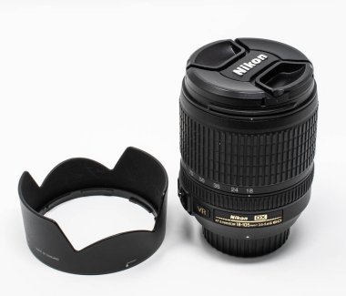 Reading, Büyük Britanya - 29 Eylül 2018: A Nikon Af-S Nikkor 18-105mm G Ed standart zoom lens ve bu objektif kapağı