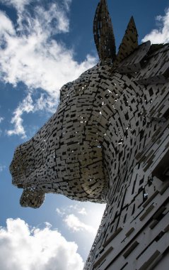 Falkirk, Büyük Britanya - 09 Ağustos 2018: birinin Kelpies - bir çift büyük at baş heykel heykeltıraş Andy Scott ve örtüsünü açmak içinde 2013 tarafından paslanmaz çelikten yapılmış bir görünüm