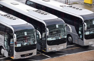 Zeebrugge, Belçika - 28 Nisan 2018: turist bekleyen Zeebrugge iskelede Park üç adam antrenörler