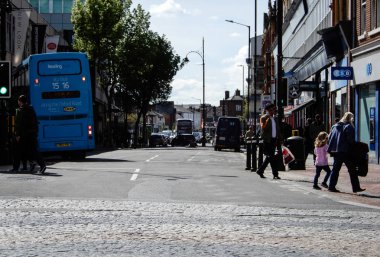 Reading, Büyük Britanya - 26 Nisan 2018: trafik ve Oxford yolda yayalar görünümü