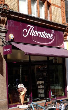 Reading, Büyük Britanya - 26 Nisan 2018: Thorntons geniş Caddesi üzerinde açık