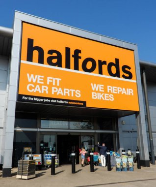 Reading, Büyük Britanya - 21 Nisan 2018: Halfords mağaza önünde Brunel perakende Park okuma