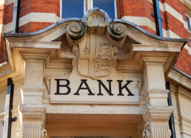 Reading, Büyük Britanya - 20 Nisan 2018: bir dekoratif bekle Yukarıdaki pencereyi bir banka kapı yukarıda