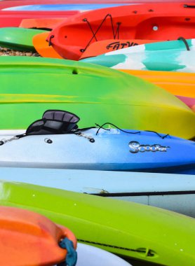 Brighton, Büyük Britanya - 29 Mart 2018: A Collection, renkli Brighton Plajı üzerinde döşeme kayaklar