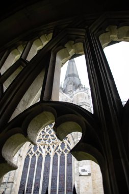 Chichester Katedrali Cloister Windows aracılığıyla