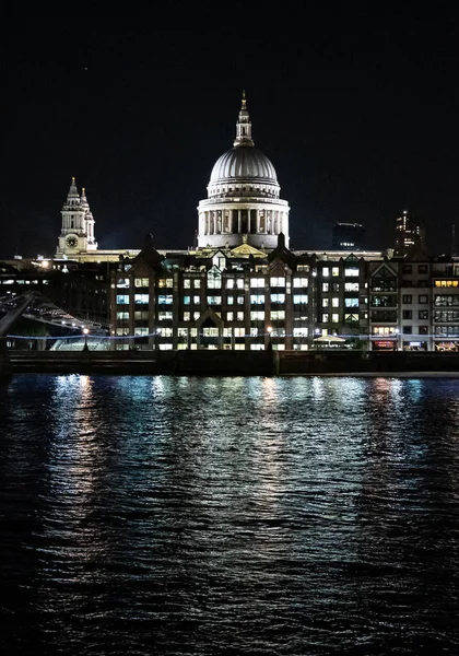 圣保罗大教堂在泰晤士河对岸灯火通明 — 图库照片