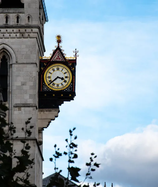 在舰队街的老贝利高等法院大楼旁边挂着一个钟 — 图库照片