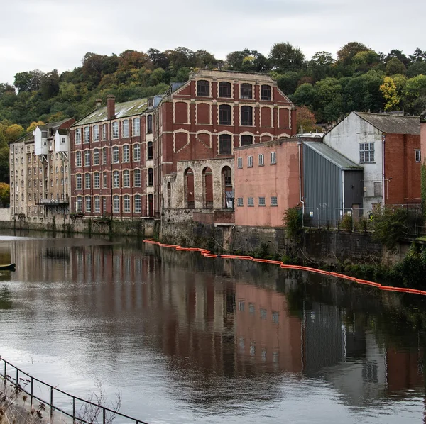 Παλιά Εργοστάσια Και Αποθήκες Που Αντανακλάται Στο Νερό Από Τον — Φωτογραφία Αρχείου