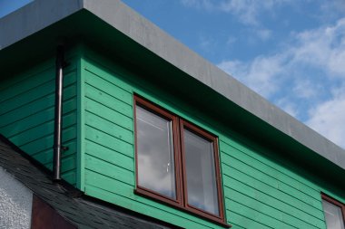 Pencere ve yeşil çatı uzantısı Linlithgow yakınındaki bir tatil yazlık