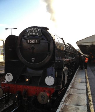 Basingstoke, İngiltere - 15 Ağustos 2012: Dorset sahil hızlı buhar motoru Oliver Cromwell Basingstoke Tren İstasyonu'na çağırır