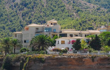 Albir, İspanya - Eylül 11 2011: Tipik İspanyol Villaları bir Albir yakınındaki bir yamacın