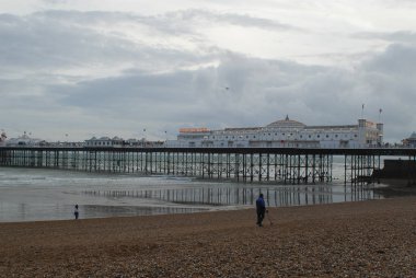 Brighton, Büyük Britanya - 04 Ağustos 2008: Brighton Pier bir gri bulutlu günde