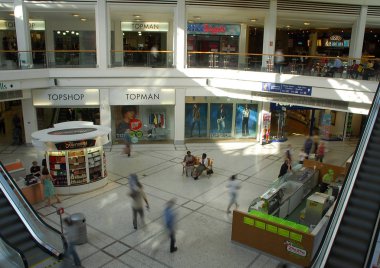 Bracknell, İngiltere - 07 Eylül 2007: Prenses Meydanı Alışveriş Merkezi 2016-7'de yeniden inşa edildi önce olduğu gibi
