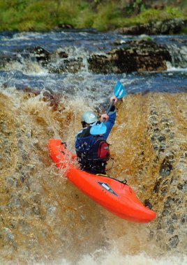 Ribblehead, Amerika Birleşik Devletleri - 01 Ekim 2005: Bir kanocu Yorkshire'da bir şelale ove rKimlik kenarına gider