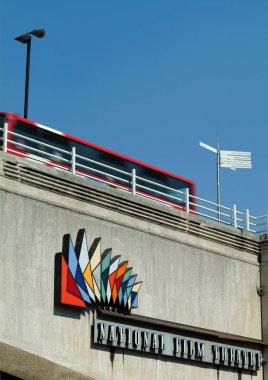 London, Büyük Britanya - 14 Temmuz 2005: A Londra otobüs Ulusal Film Tiyatrosu girişi oturum dalışlar