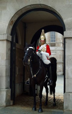 London, Büyük Britanya - Haziran 09 2004: A Horseguard Buckingham Sarayı dışında görev atını ata biner gibi oturur