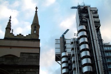 Londra, İngiltere - Mart 08 2004: Lloyd's bina ve St Andrew's kilise kule zıt Kulesi