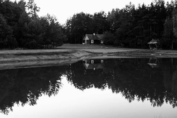 Small House Refleced Lake — Stock Photo, Image