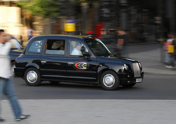 Londres Reino Unido Septiembre 2007 Taxi Negro Londinense Acelera Los — Foto de Stock