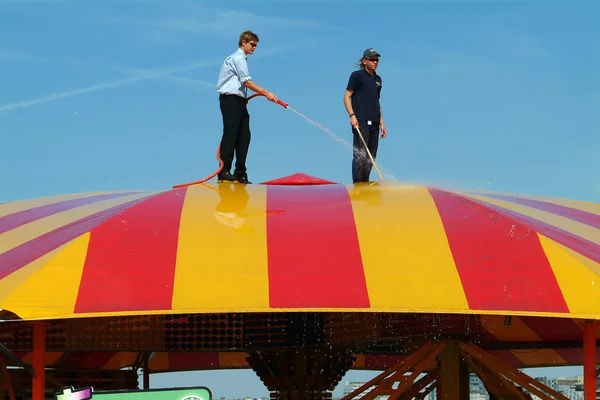 联合王国布莱顿 2005年7月16日 两名工人在布赖顿码头清理沃尔策明亮的屋顶 — 图库照片