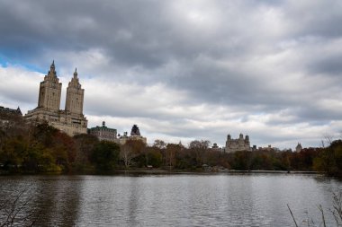 Art deco gökdelenler bir New York Central Park gölde su üzerinde yükselmesi