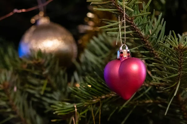 Eine Rosa Herzförmige Christbaumkugel Hängt Einem Weihnachtsbaum — Stockfoto