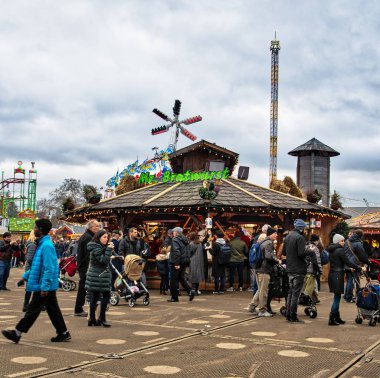 Park Lane kapalı bir Noel Fayre Bay Bratwurst standında sorunmuş London, Büyük Britanya - 29 Aralık 2018: