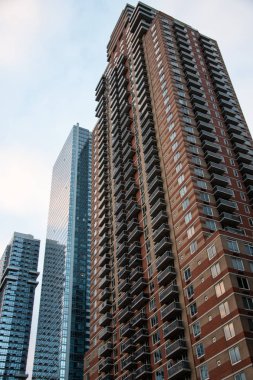 New York sokaklarında üzerinde uzun boylu bir blok daireler tezgâh
