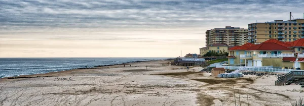 Bulutlar üzerinde New Jersey sahilde Long Branch