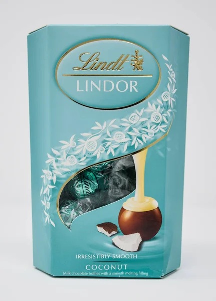 Шоколадні цукерки Ліндор кокосового солодощі — стокове фото
