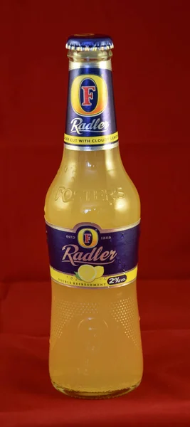 Пляшка Fosters Radler — стокове фото