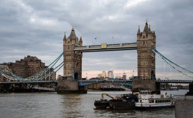 Thames üzerinde kule