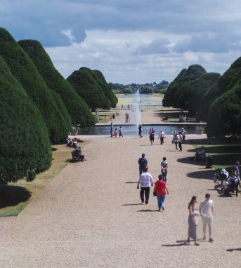 Bahçelerde turistler