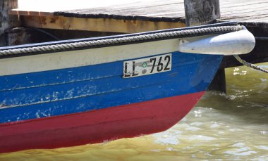 Rıhtımda renkli tekne